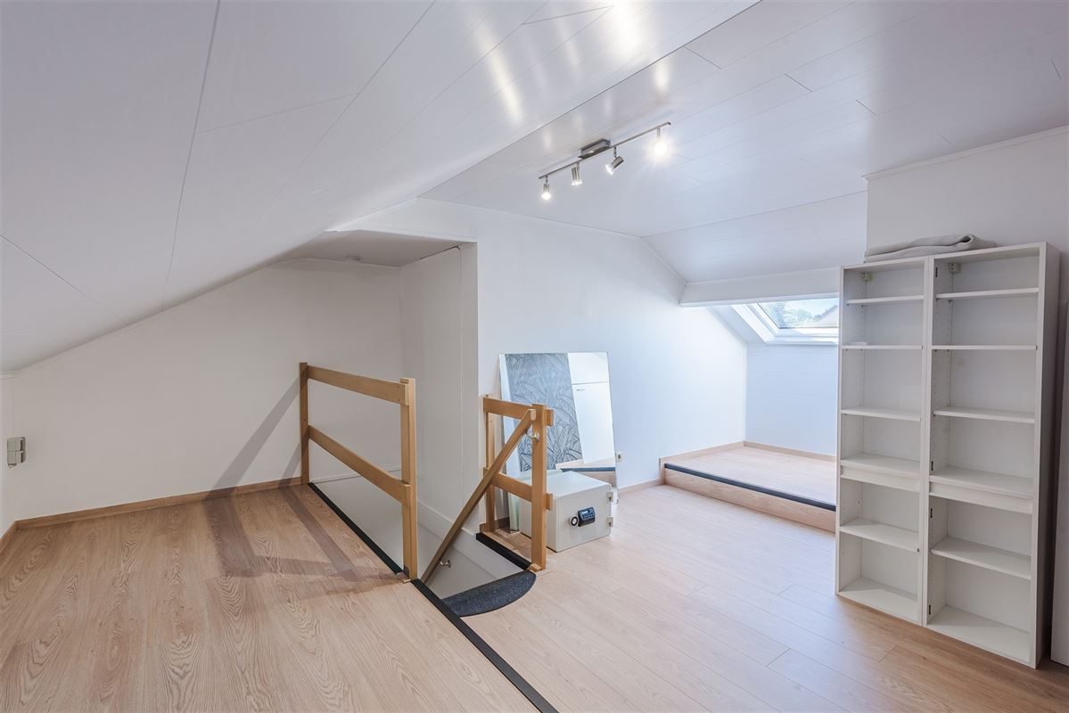 Fris triplex appartement met groot dakterras en garage