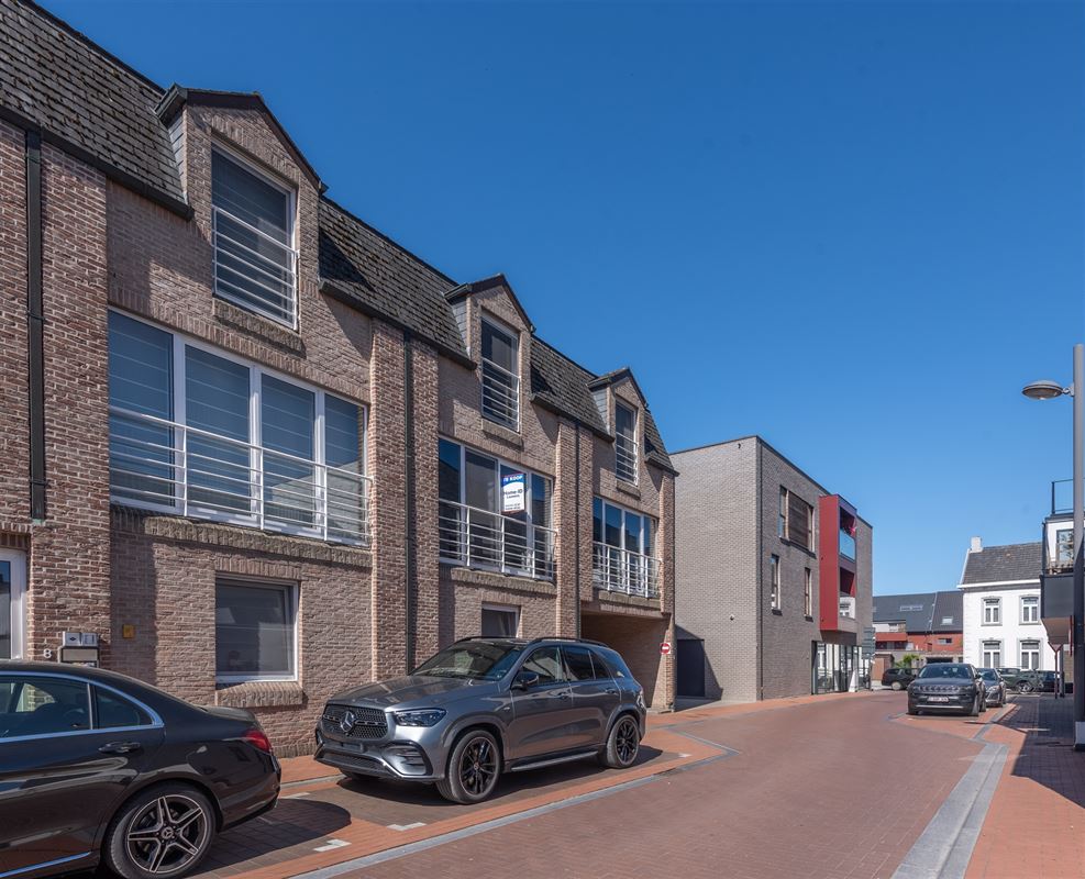 Fris triplex appartement met groot dakterras en garage