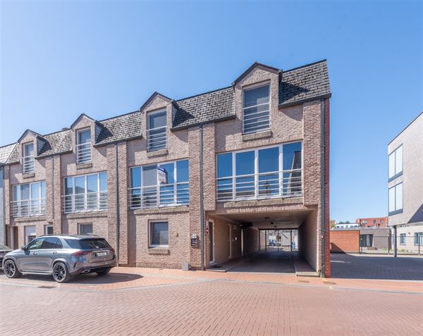 Fris triplex appartement met groot dakterras en garage