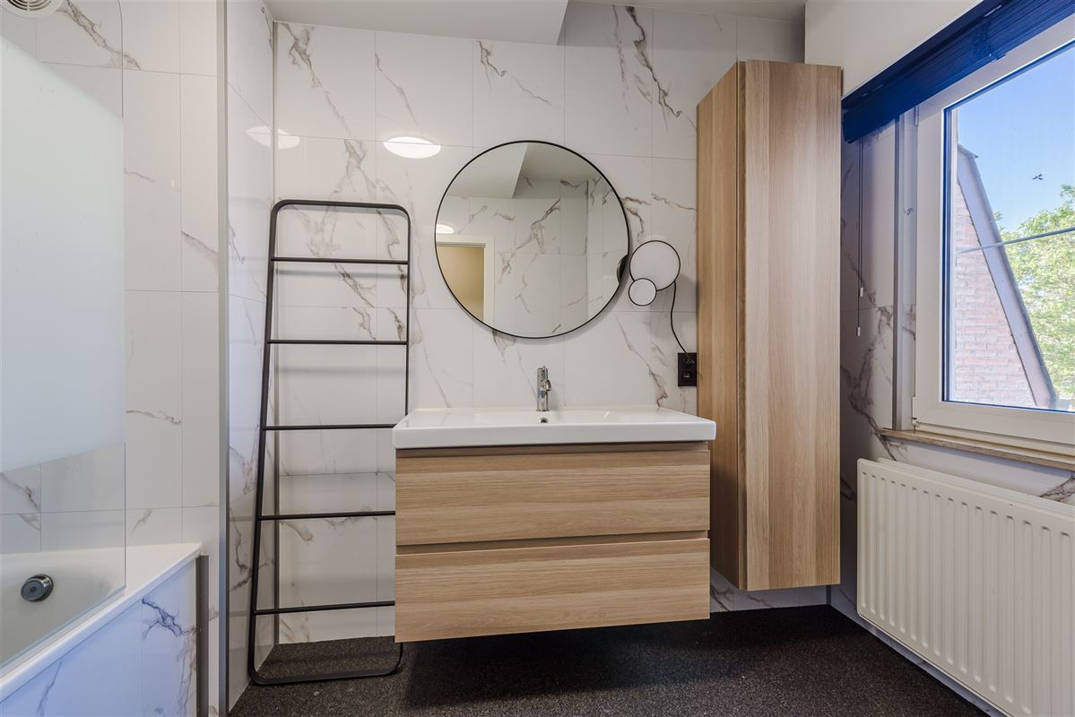 Fris triplex appartement met groot dakterras en garage