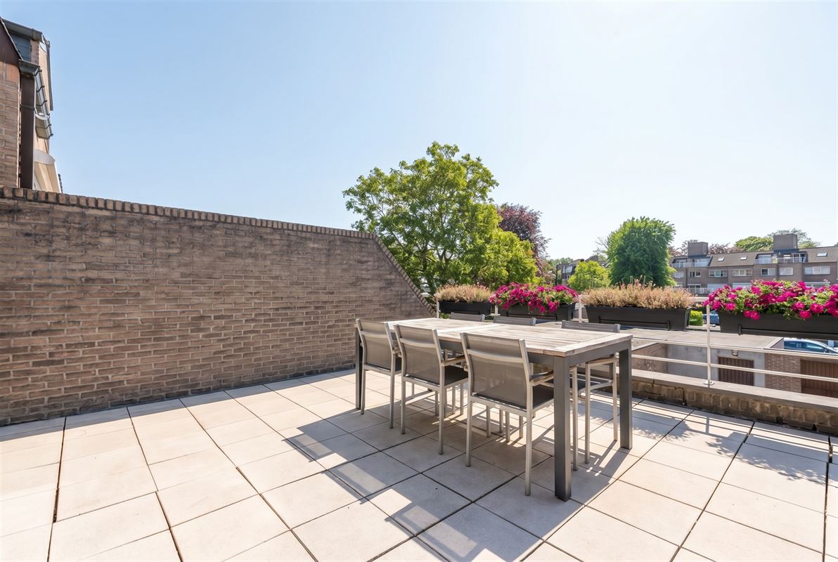 Fris triplex appartement met groot dakterras en garage