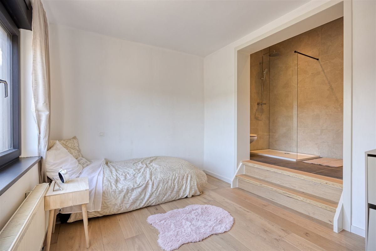 Volledig vernieuwde woning met 4 grote slaapkamers en tuin