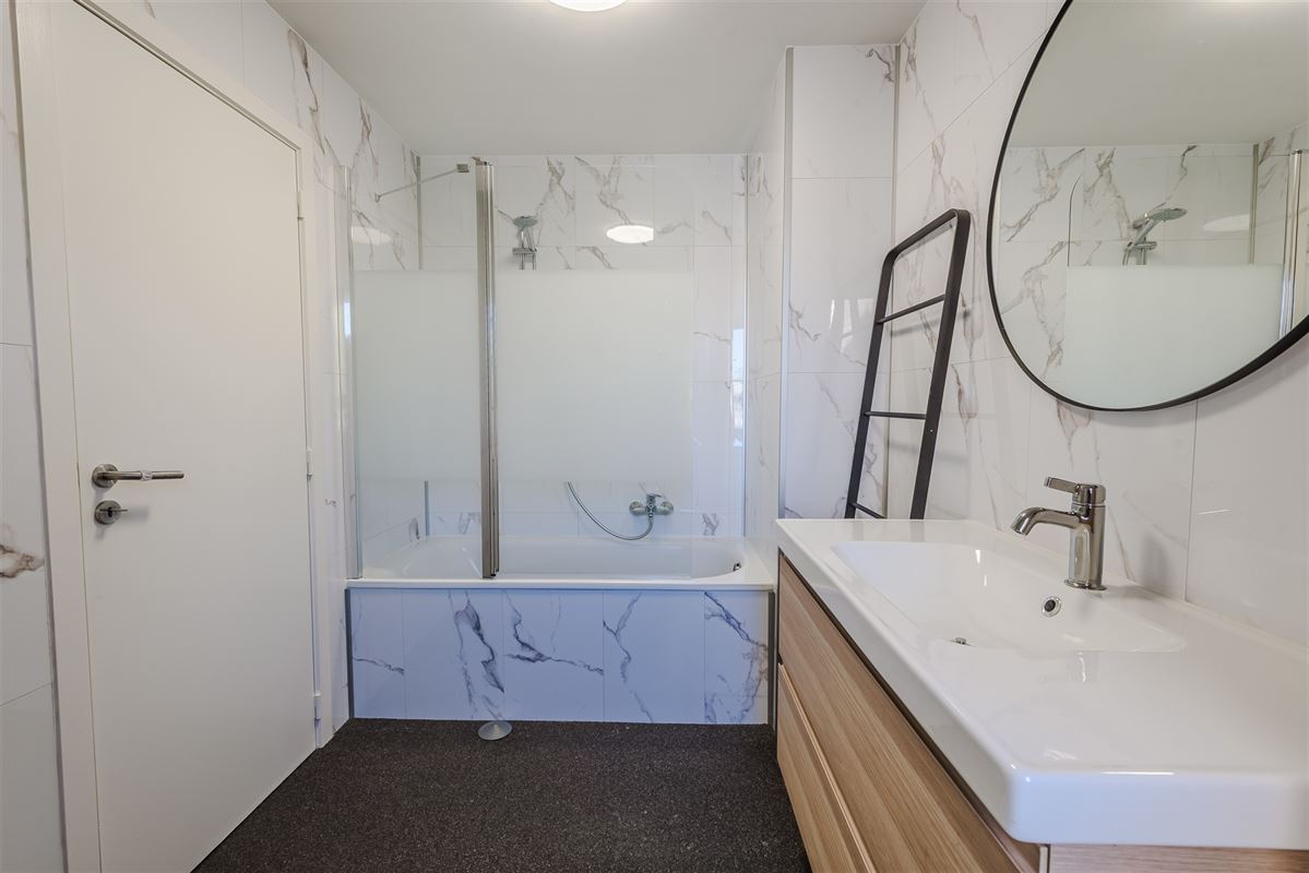 Fris triplex appartement met groot dakterras en garage