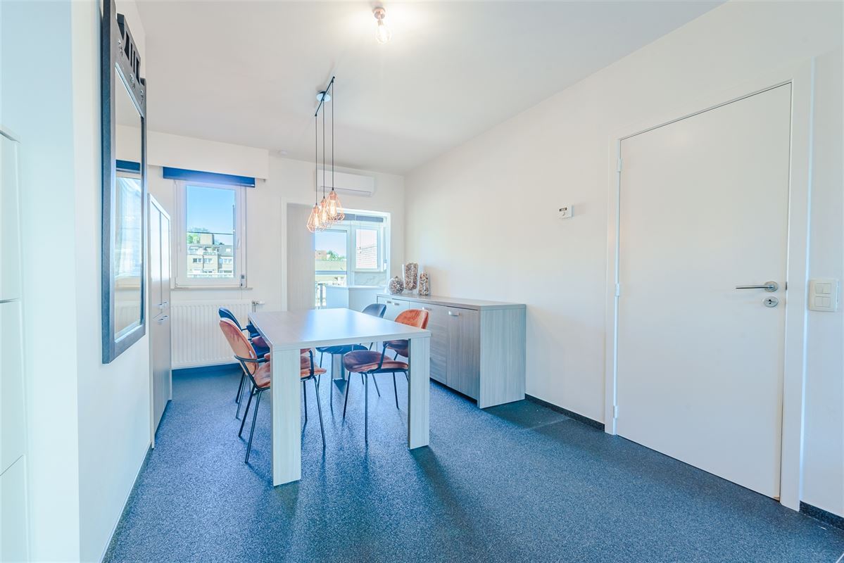 Fris triplex appartement met groot dakterras en garage