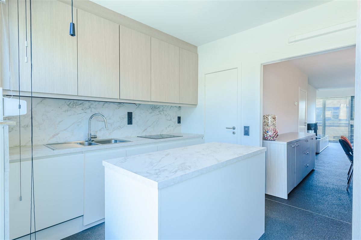 Fris triplex appartement met groot dakterras en garage