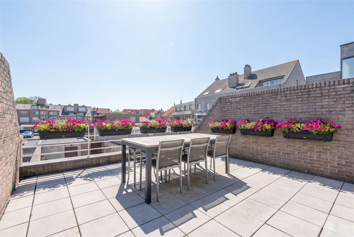Fris triplex appartement met groot dakterras en garage
