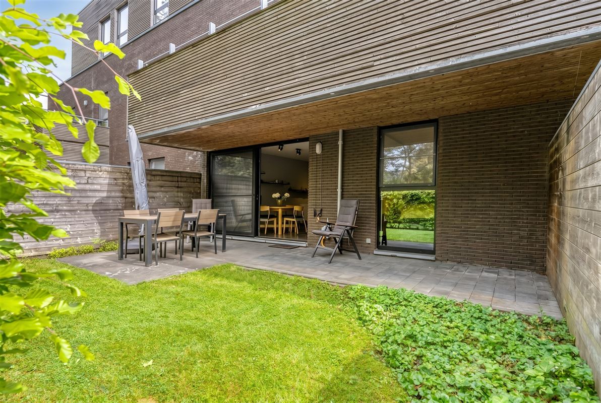 Hoogwaardig afgewerkt gelijkvloers appartement met terras