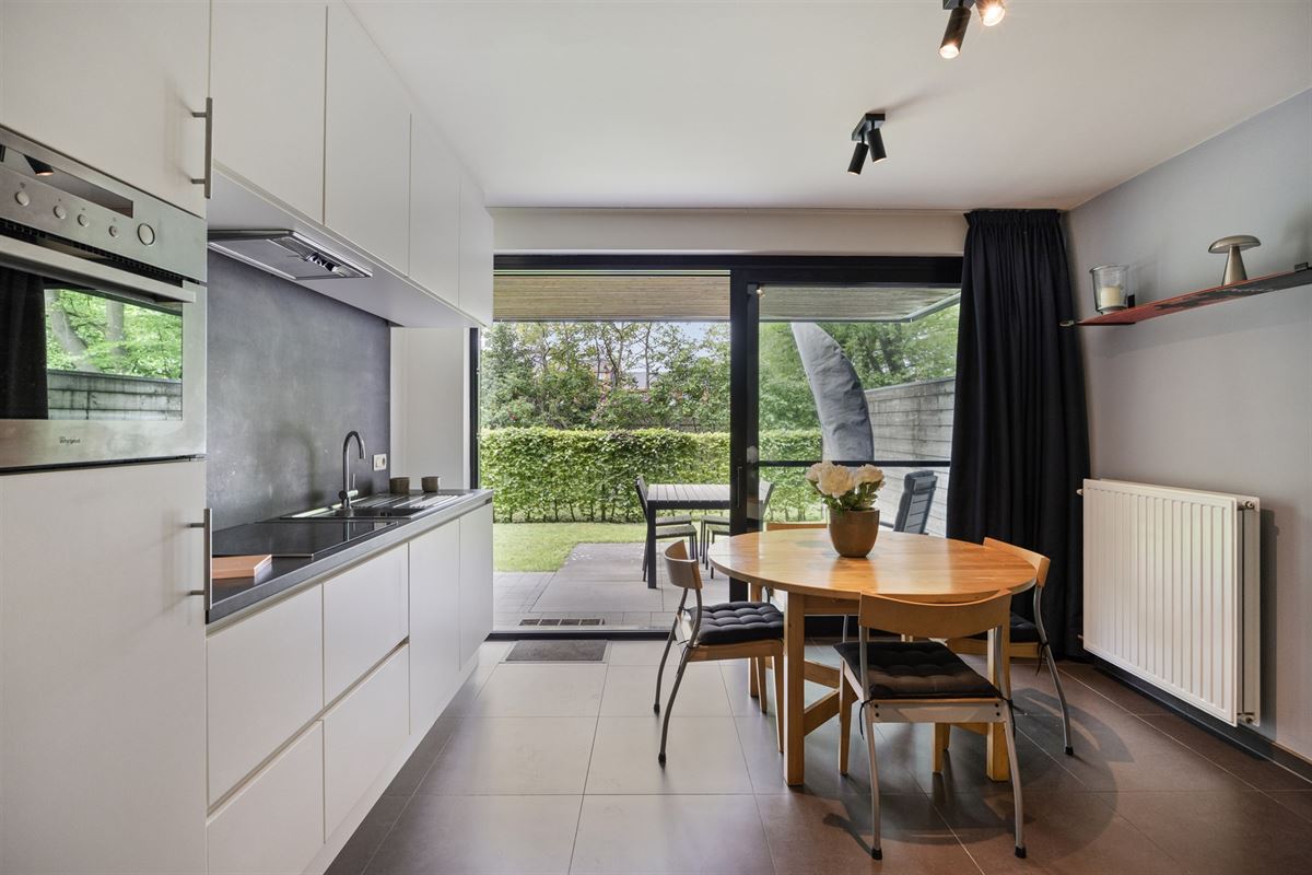 Hoogwaardig afgewerkt gelijkvloers appartement met terras