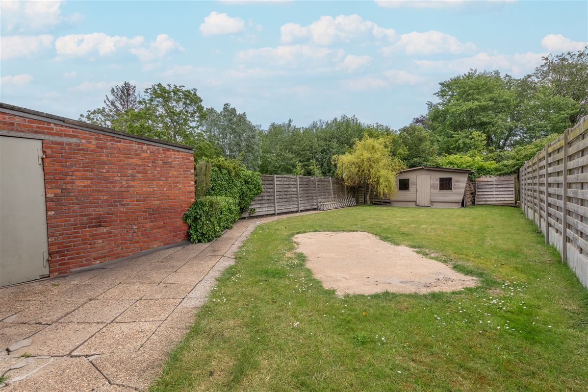 Ruime gezinswoning met zonnige tuin, garage en oprit.