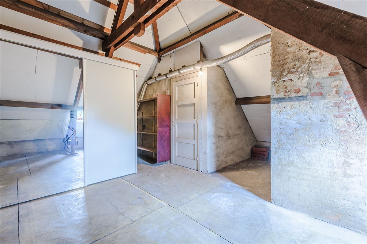 Ruime gezinswoning met zonnige tuin, garage en oprit.