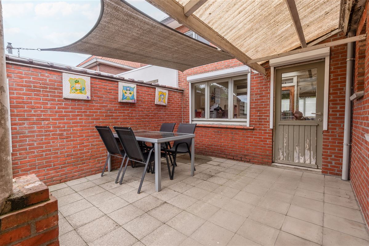 Ruime gezinswoning met zonnige tuin, garage en oprit.