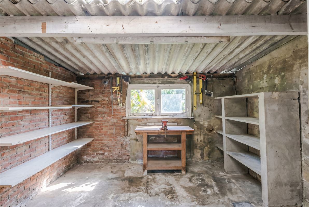 Ruime gezinswoning met zonnige tuin, garage en oprit.