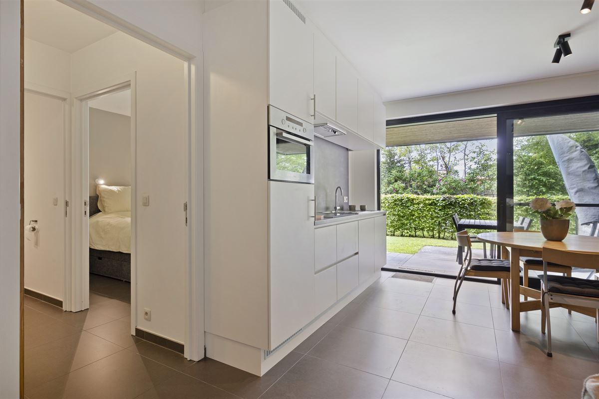Instapklaar gelijkvloers appartement met tuin en parking