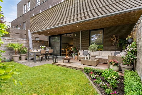 Instapklaar gelijkvloers appartement met tuin en parking