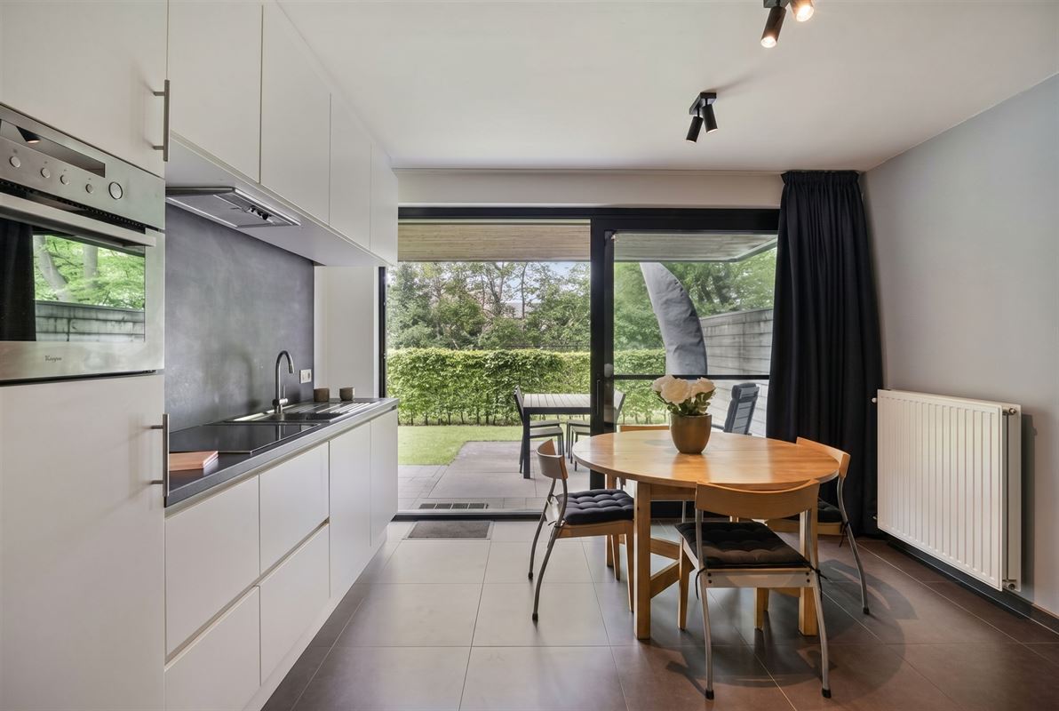 Instapklaar gelijkvloers appartement met tuin en parking