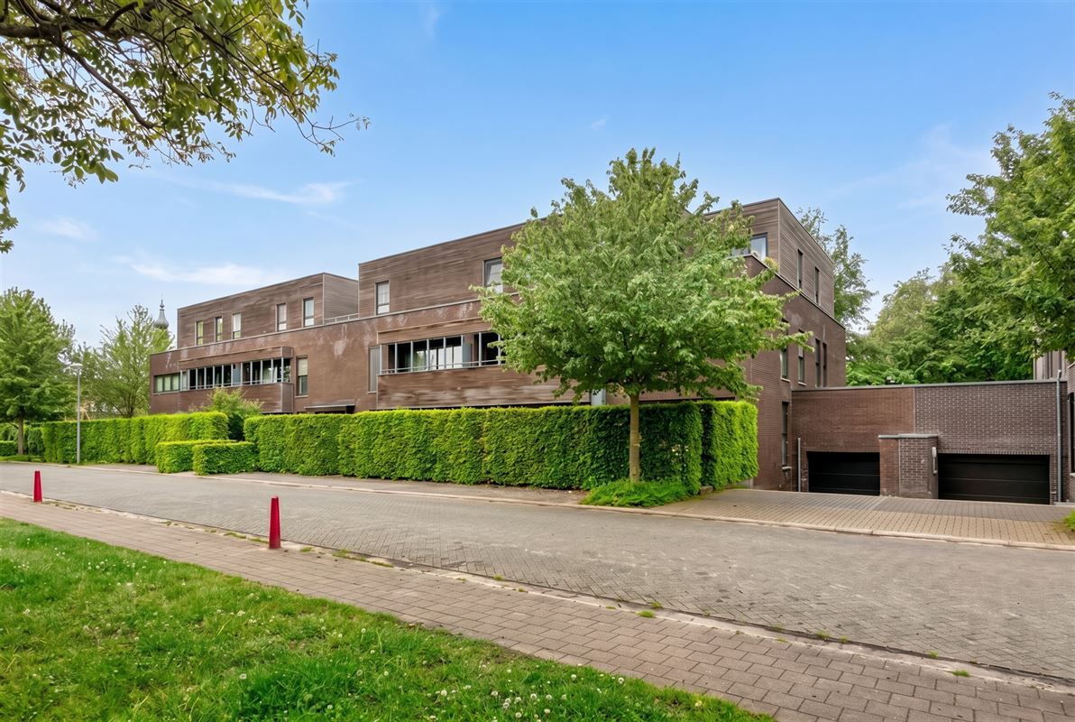 Instapklaar gelijkvloers appartement met tuin en parking