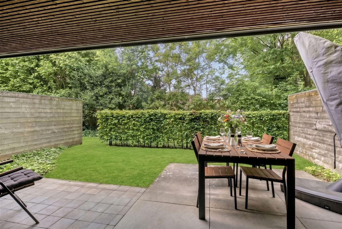 Instapklaar gelijkvloers appartement met tuin en parking