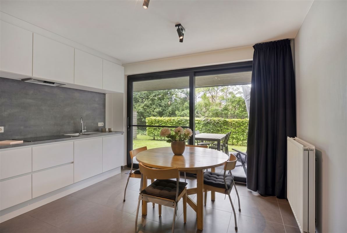 Instapklaar gelijkvloers appartement met tuin en parking