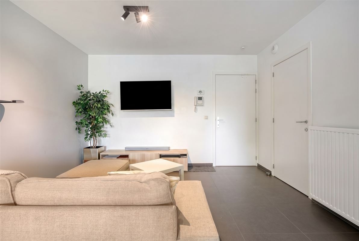 Instapklaar gelijkvloers appartement met tuin en parking