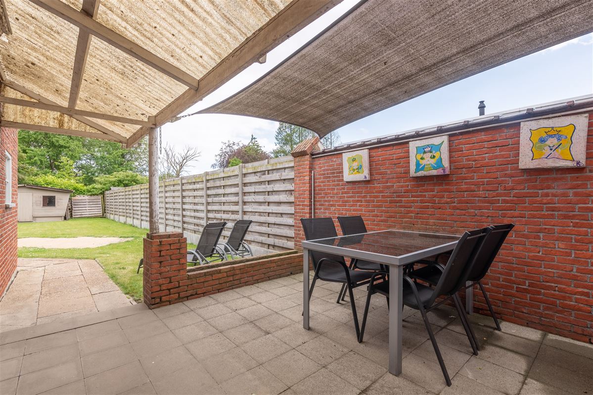 Ruime gezinswoning met zonnige tuin, garage en oprit.