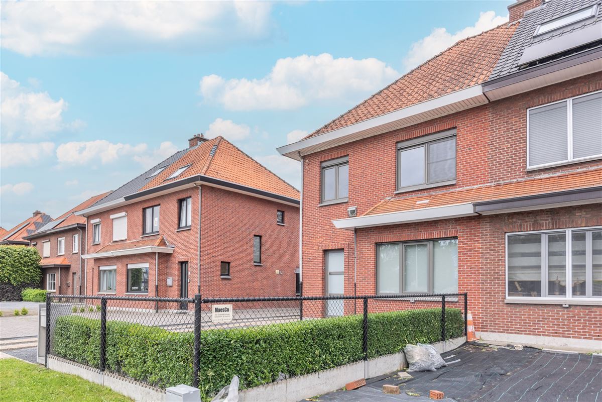 Ruime gezinswoning met zonnige tuin, garage en oprit.