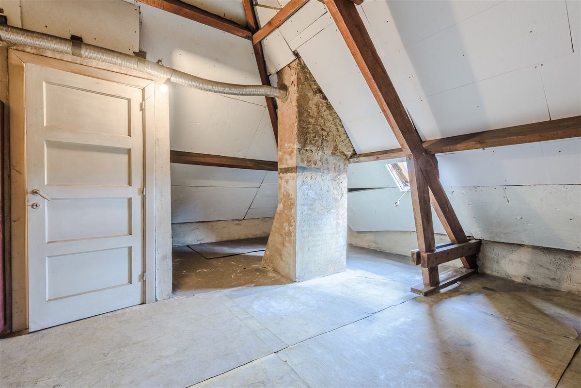 Ruime gezinswoning met zonnige tuin, garage en oprit.