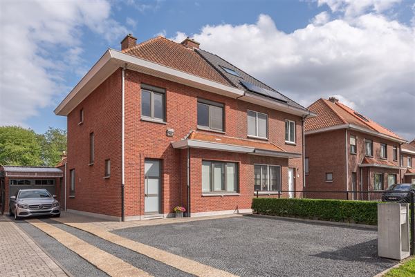 Ruime gezinswoning met zonnige tuin, garage en oprit.