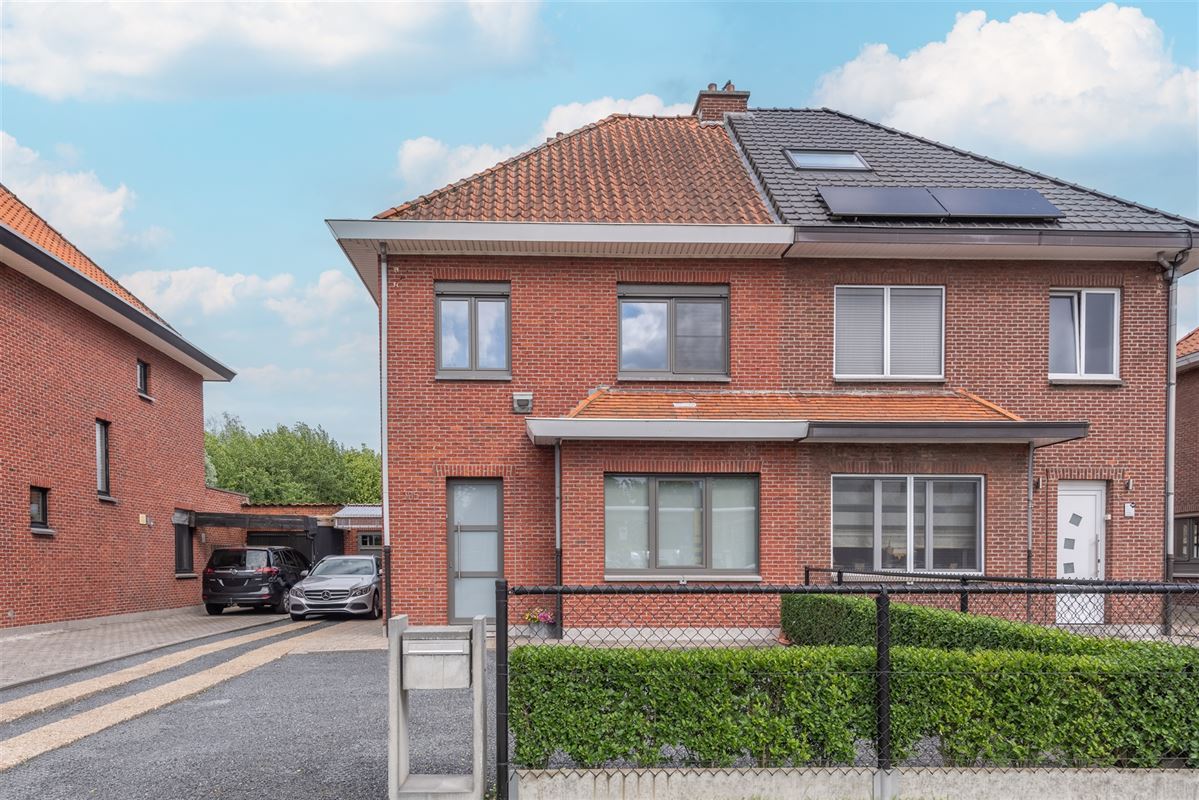 Ruime gezinswoning met zonnige tuin, garage en oprit.
