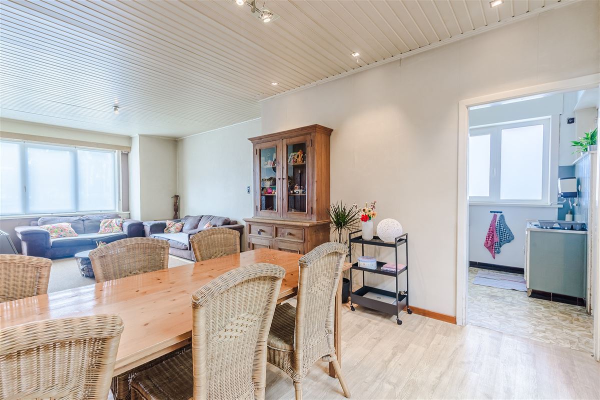 Ruime gezinswoning met zonnige tuin, garage en oprit.