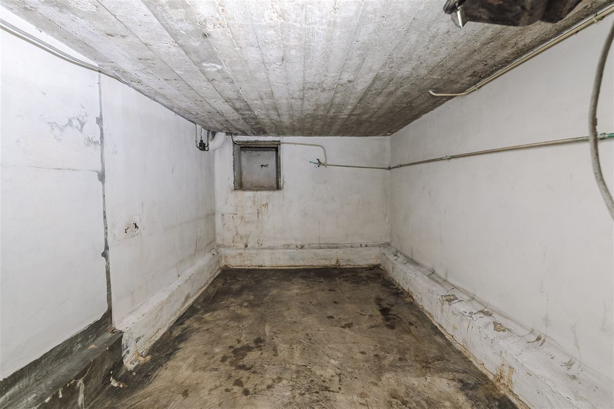 Ruime gezinswoning met zonnige tuin, garage en oprit.