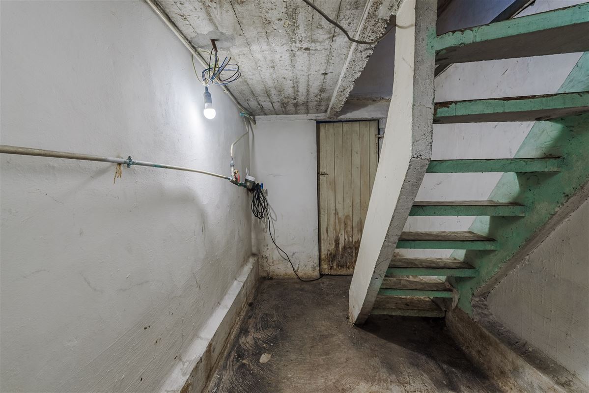 Ruime gezinswoning met zonnige tuin, garage en oprit.