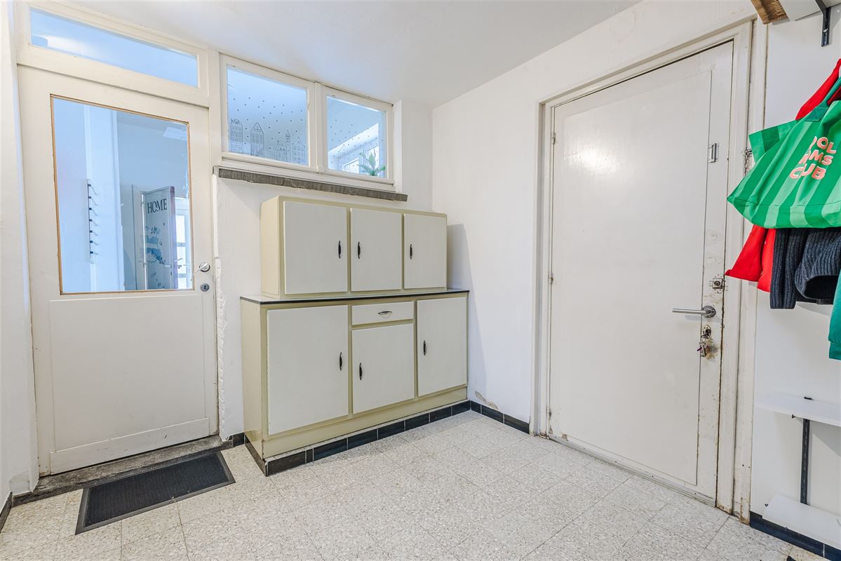 Ruime gezinswoning met zonnige tuin, garage en oprit.