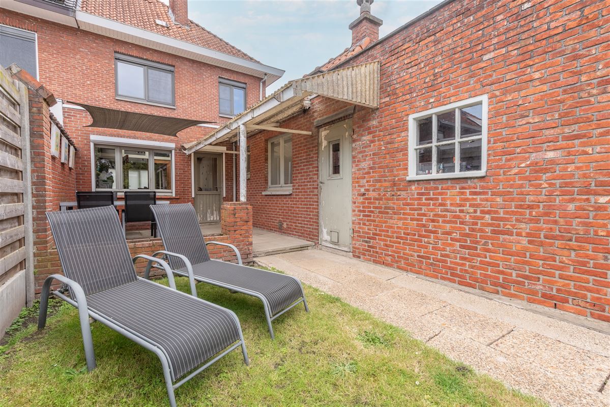 Ruime gezinswoning met zonnige tuin, garage en oprit.