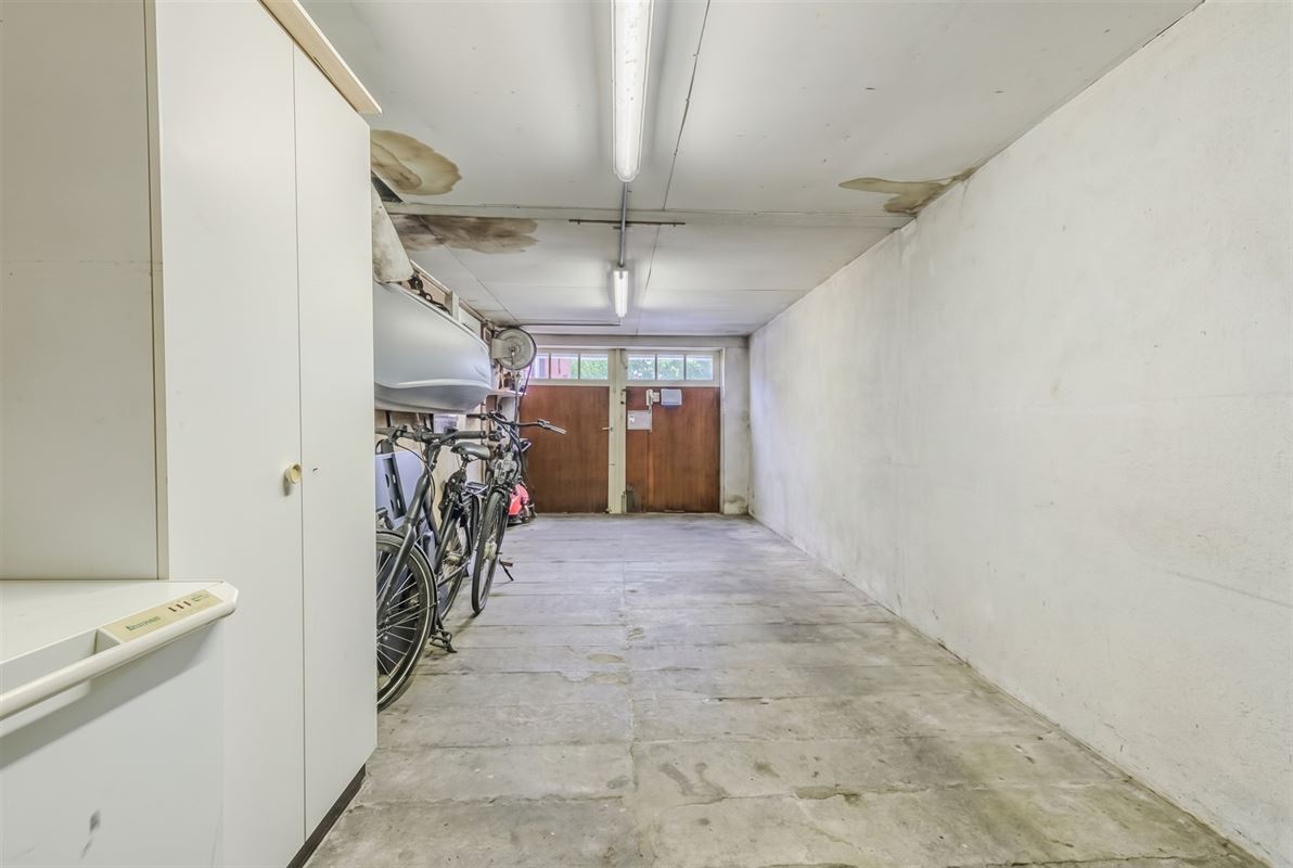 Ruime gezinswoning met zonnige tuin, garage en oprit.