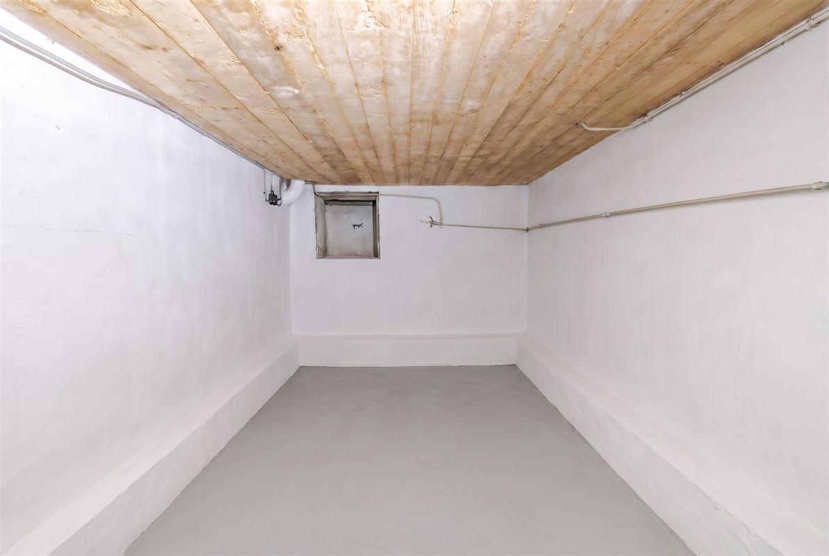 Ruime gezinswoning met zonnige tuin, garage en oprit.