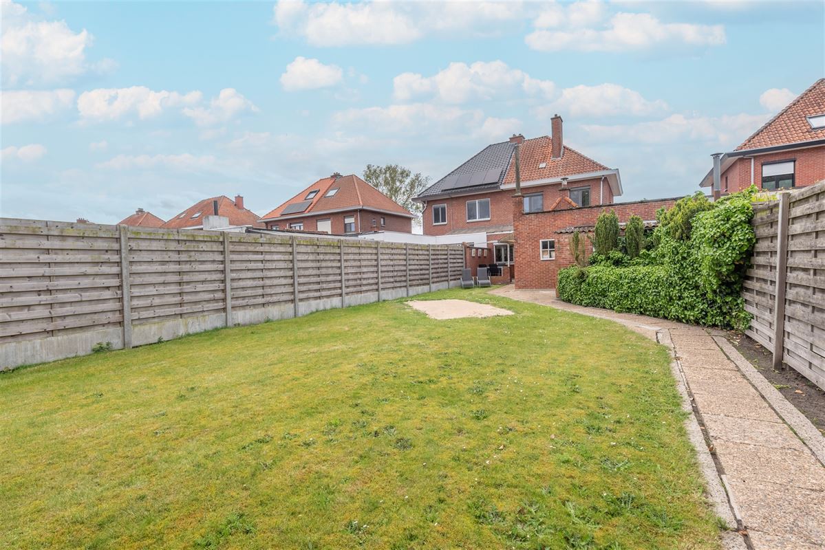 Ruime gezinswoning met zonnige tuin, garage en oprit.