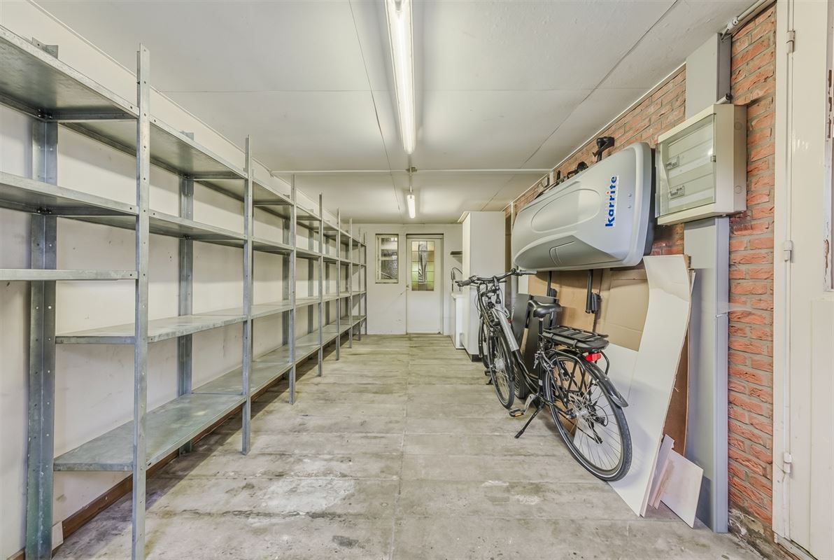 Ruime gezinswoning met zonnige tuin, garage en oprit.