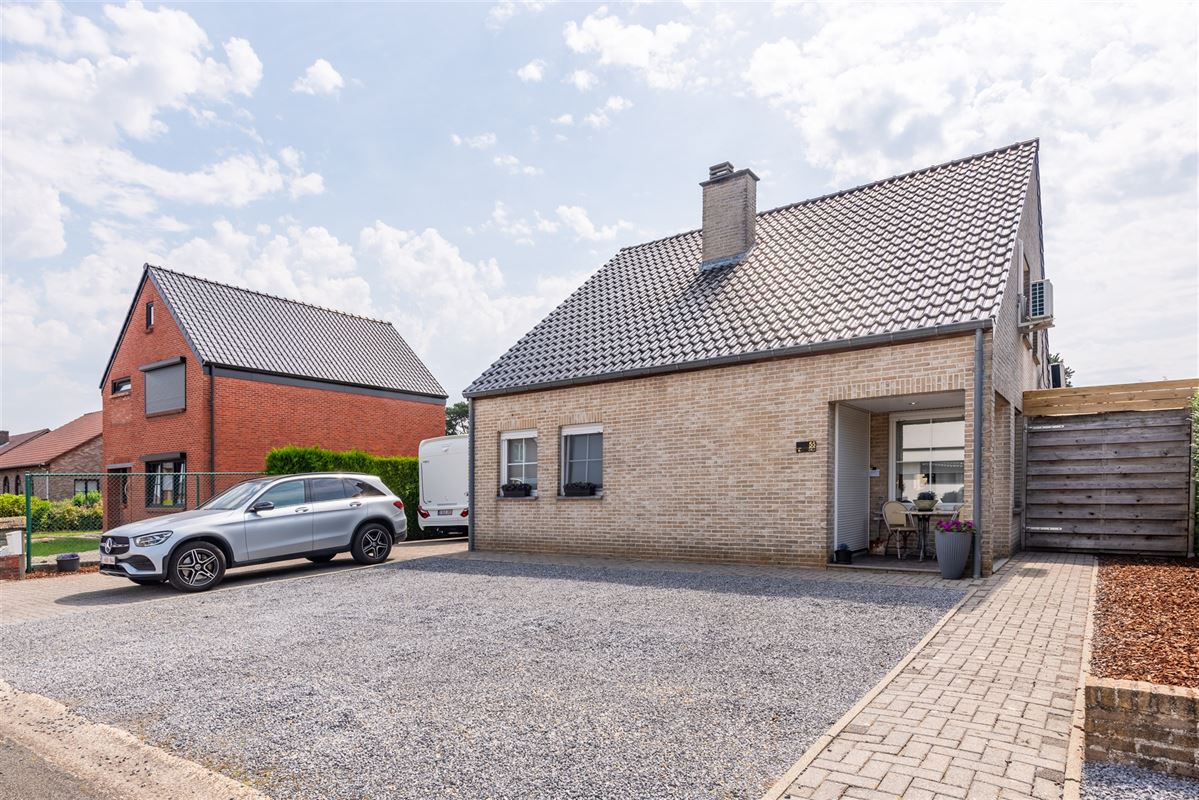 Vrijstaande woning op 763 m² met veranda en zonnige tuin