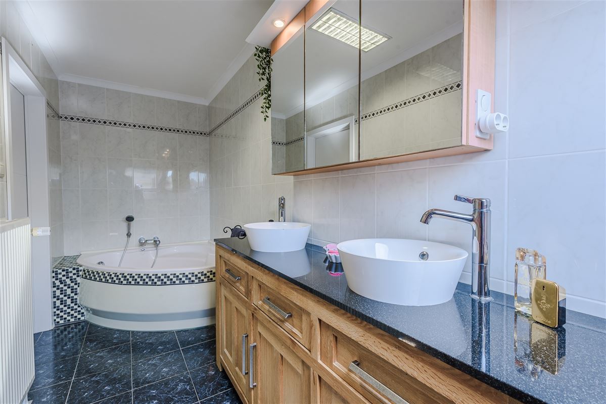 Vrijstaande woning op 763 m² met veranda en zonnige tuin