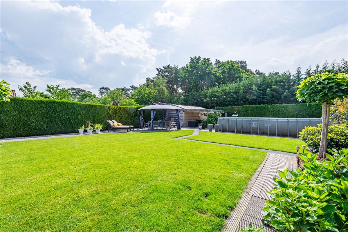 Vrijstaande woning op 763 m² met veranda en zonnige tuin