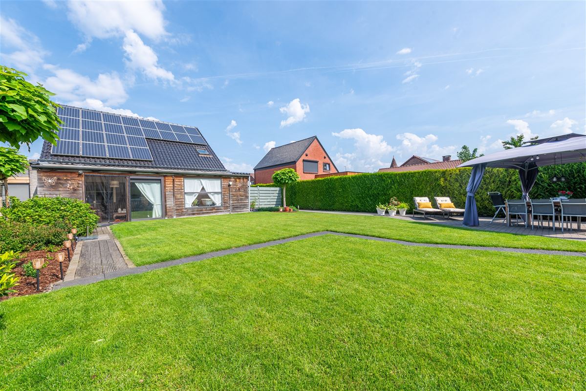 Vrijstaande woning op 763 m² met veranda en zonnige tuin