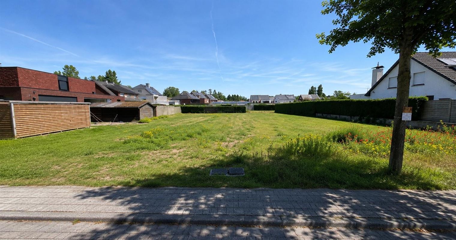 Bouwgrond van 513 m² voor halfopen woning met ruime tuin