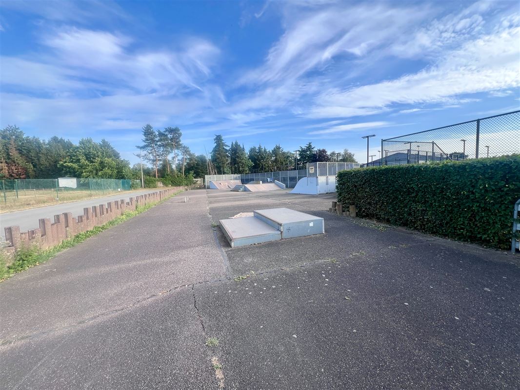 Vrijstaande woning op 763 m² met veranda en zonnige tuin