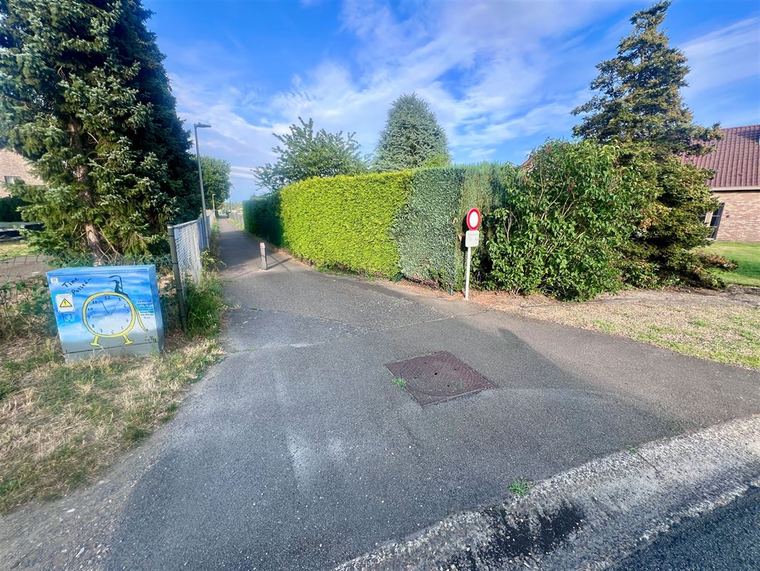 Vrijstaande woning op 763 m² met veranda en zonnige tuin