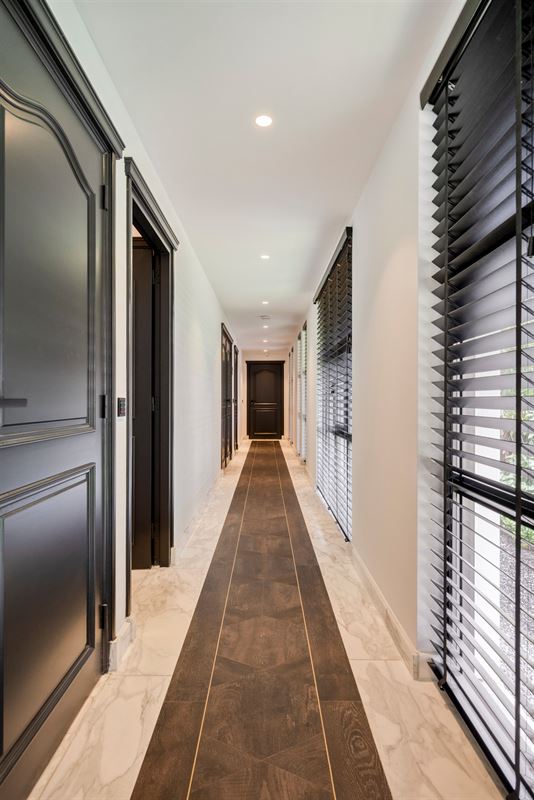 Knappe duo-villa op 8.843 m² in villawijk aan NL-grens.