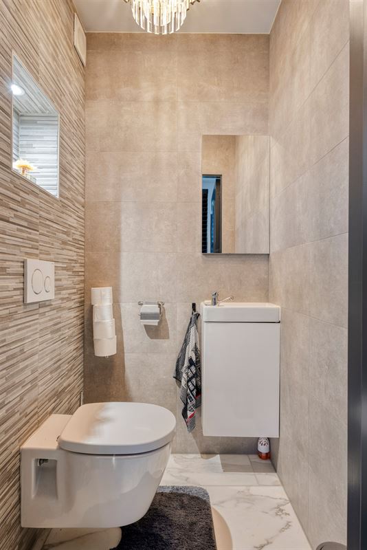Knappe duo-villa op 8.843 m² in villawijk aan NL-grens.
