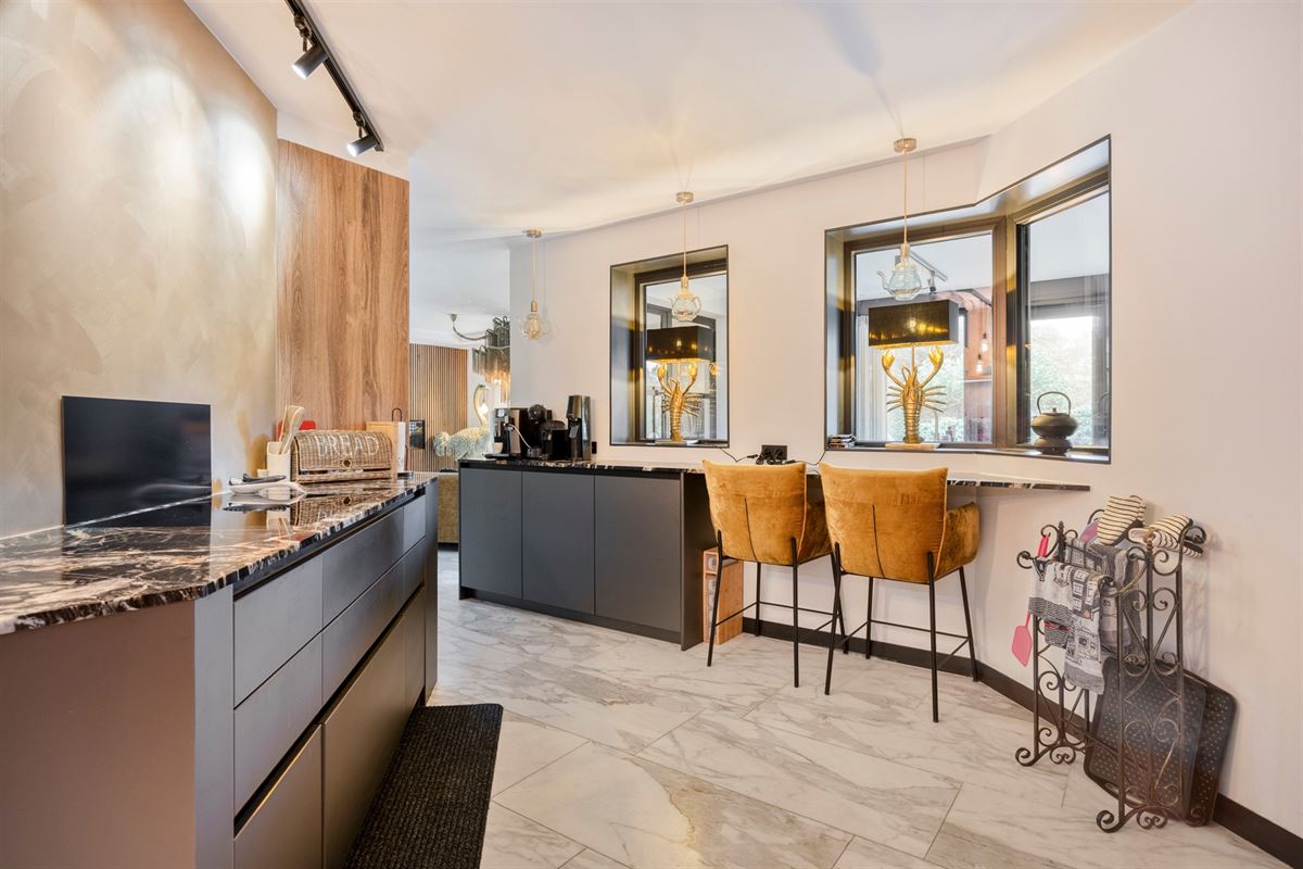 Knappe duo-villa op 8.843 m² in villawijk aan NL-grens.