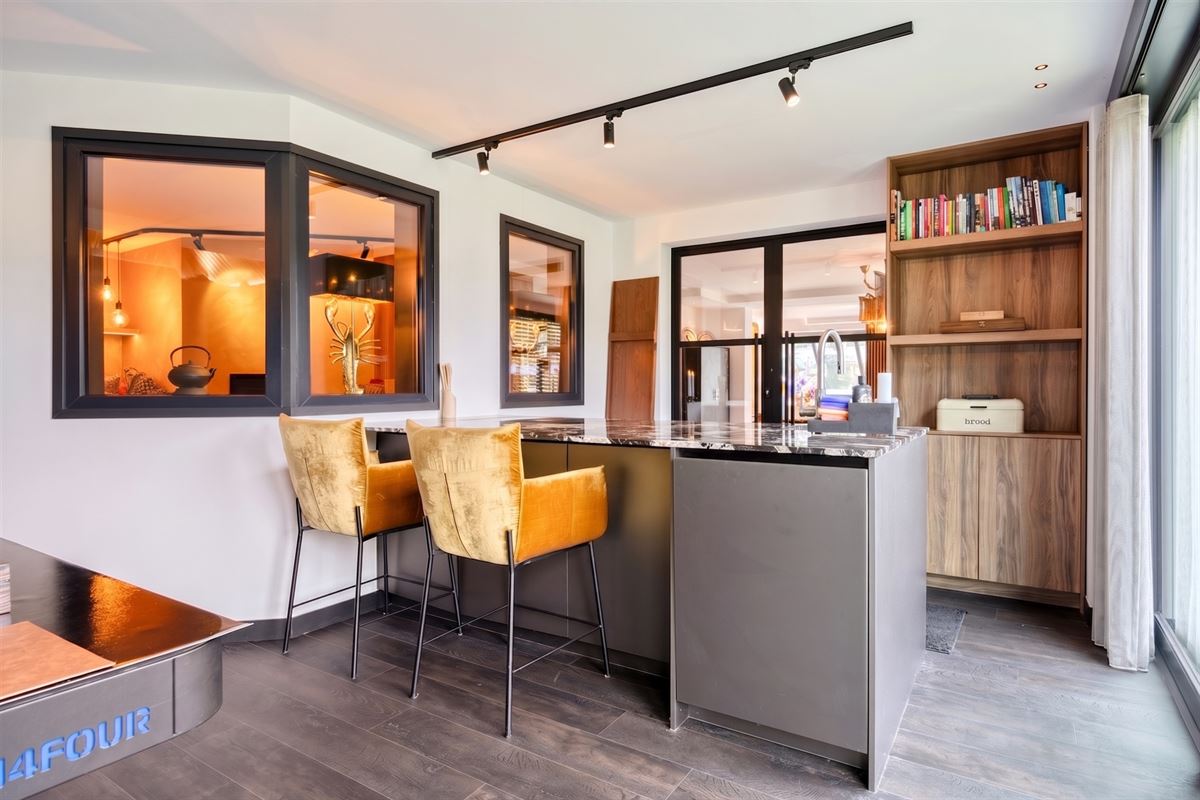 Knappe duo-villa op 8.843 m² in villawijk aan NL-grens.