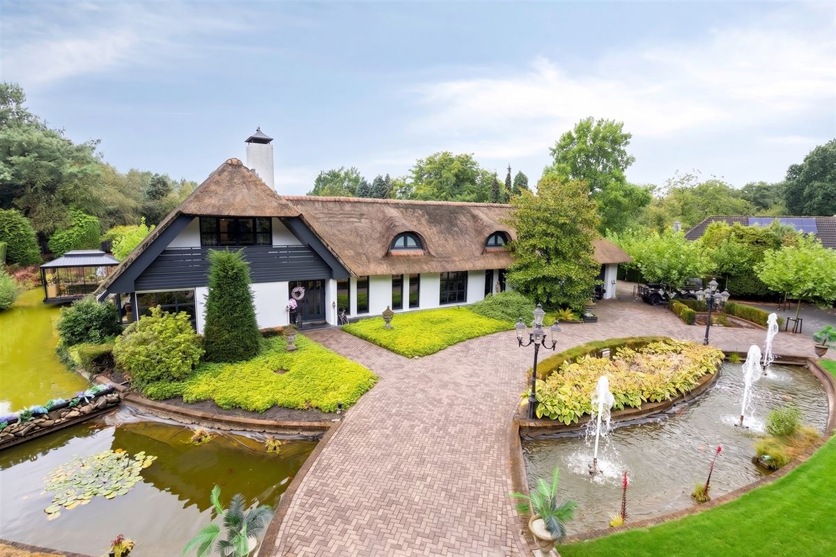 Knappe duo-villa op 8.843 m² in villawijk aan NL-grens.