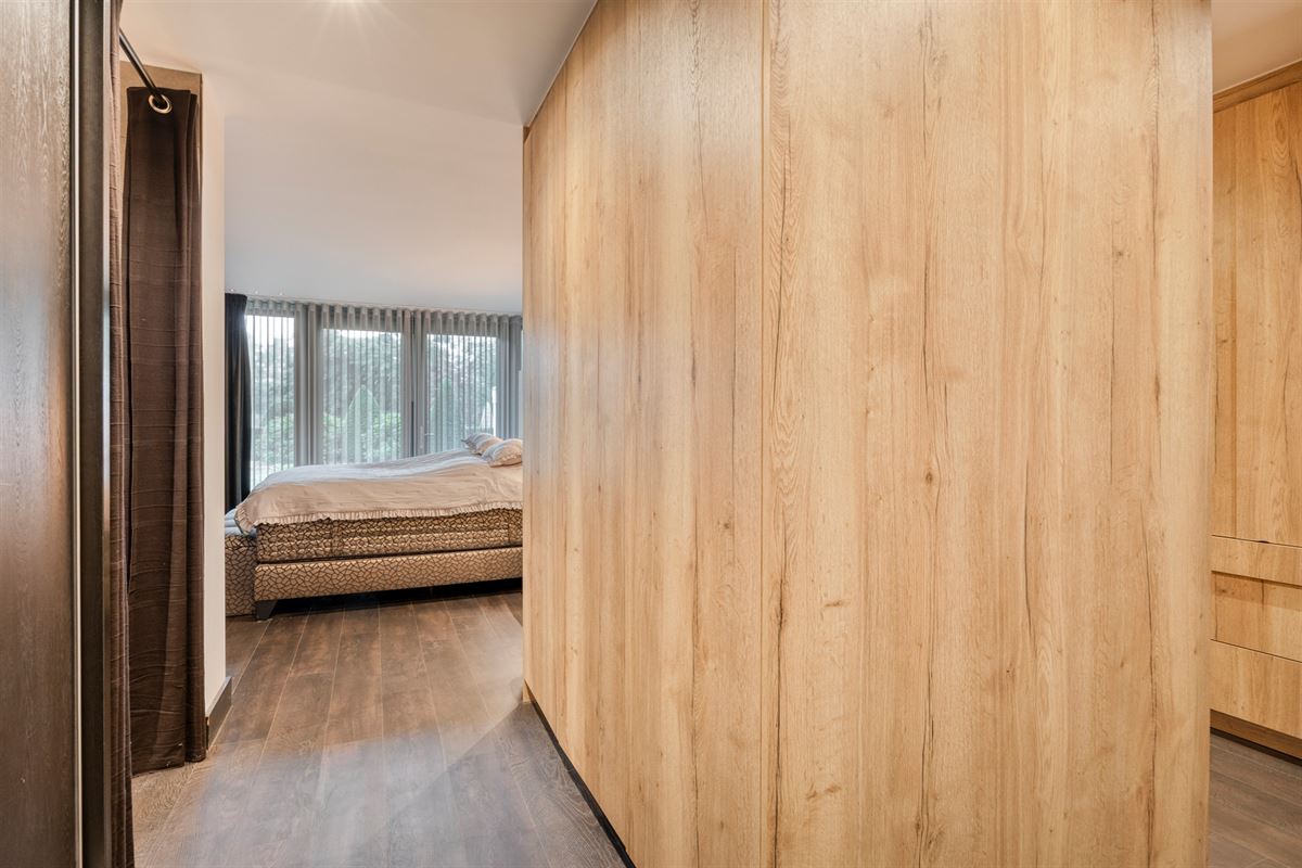 Knappe duo-villa op 8.843 m² in villawijk aan NL-grens.